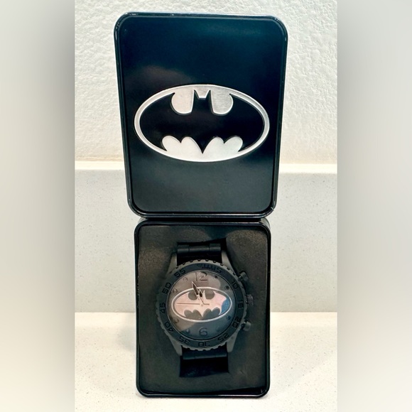 TM & DC Comics Shield Warner Bros. Entertainment INC Batman Watch ~New~ - Picture 4 of 14